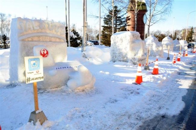 【写真】空港前に雪像７基がお目見え　氷まつりをＰＲ