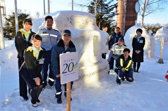 空港前に雪像７基がお目見え　氷まつりをＰＲ