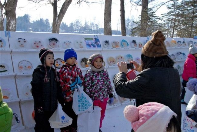 【写真】氷のお面が会場に到着　氷まつり