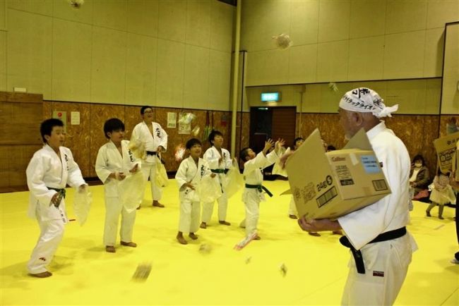 【写真】柔道少年団で恒例「豆まき」　広尾