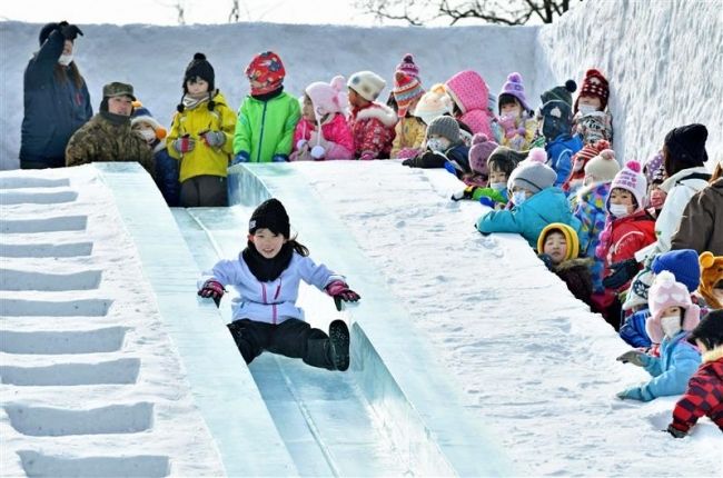 【写真】開幕 巨大滑り台に大勢の人 おびひろ氷まつり