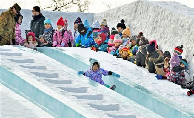 【写真】開幕 巨大滑り台に大勢の人 おびひろ氷まつり