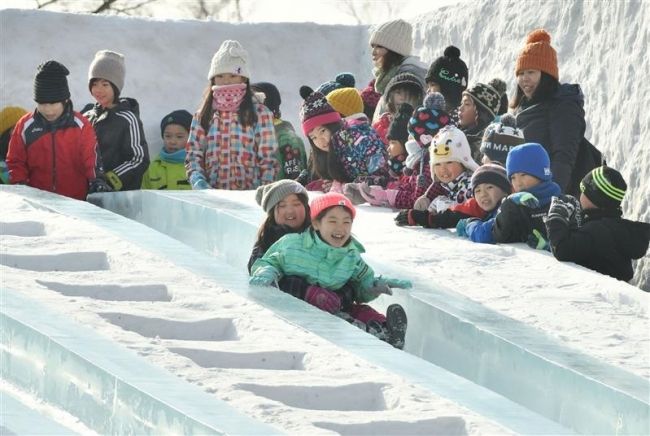 【写真】開幕 巨大滑り台に大勢の人 おびひろ氷まつり