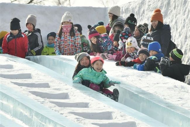 開幕　巨大滑り台に大勢の人　おびひろ氷まつり