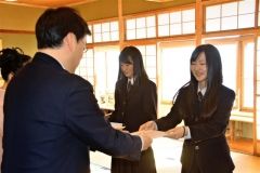 賞状を受け取る瀬戸さん