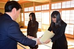 記念品を受け取る滝澤さん