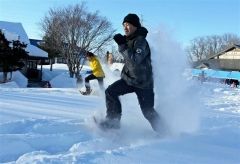 スノーシューを履いて雪の上を走る来場客