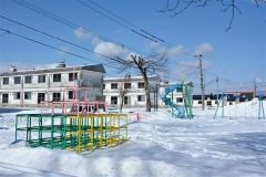 新年度から改築工事が始まる東山町団地公営住宅。手前は東山児童公園