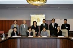 立ち上がった実行委のメンバー。前列左から２人目が前塚委員長