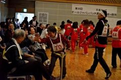 「やったー、勝ち上がったよ」。応援団とハイタッチで喜び