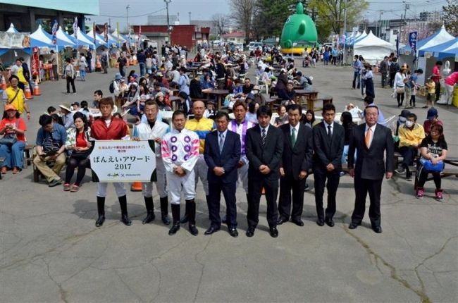 【写真】オレノココロ号や鈴木騎手ら表彰　ばんえいアワード