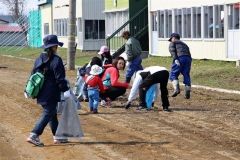 感謝の気持ちを込めて掃除する少年団員や保護者