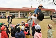 こどもの日祝い、さくら保育園に「金太郎」