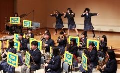 バブリーダンスも披露　大樹高校吹奏楽局