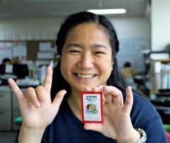 手話モチーフのピンバッジ製作　新得町共同募金委員会