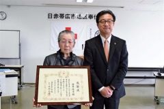 社長感謝状（５０年以上）を受ける窪田信子さん