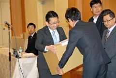 会員らから集めたタオルを手渡す澤田支部長（左）