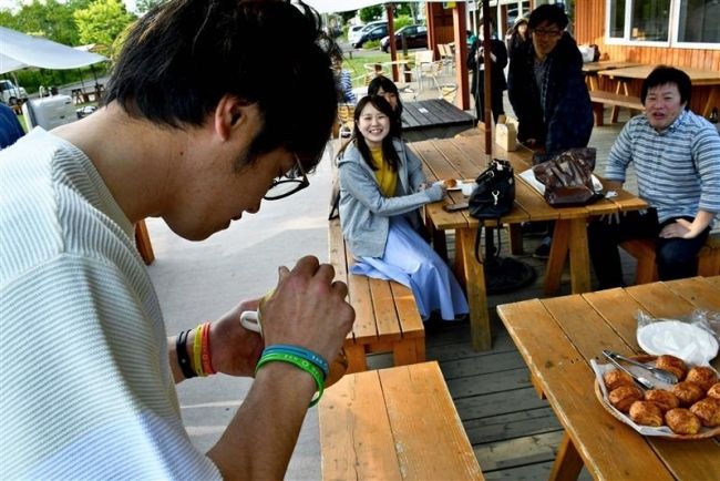 【写真】麦音でラテ振る舞う　世界大会出場の荒川さん
