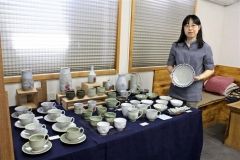 一つ一つに味わいがある生活陶器が並ぶ展示会と青木さん
