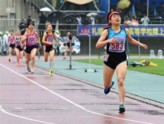 【写真】西山女子円盤投げ優勝、中谷やり投げ3位 道高体連陸上