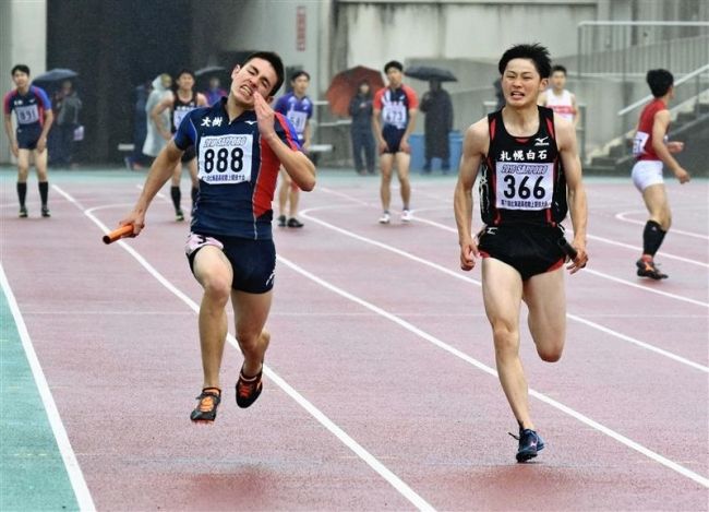 【写真】西山女子円盤投げ優勝、中谷やり投げ3位 道高体連陸上