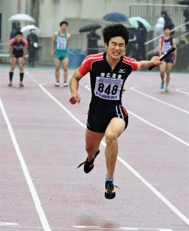 【写真】西山女子円盤投げ優勝、中谷やり投げ3位 道高体連陸上