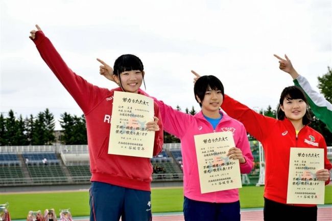 【写真】帯農砲丸投表彰台独占 白樺三段跳ワンツー 道高体連陸上
