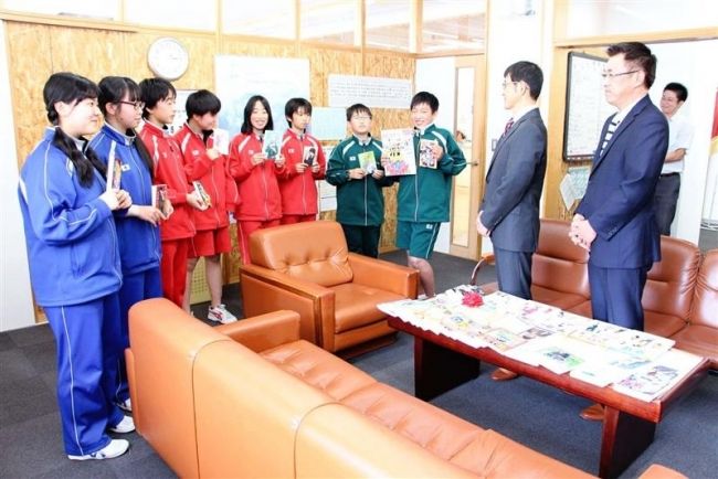 【写真】上士幌中に図書寄贈　上士幌ロータリークラブ
