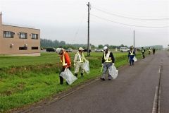 道路の清掃活動を行った会員