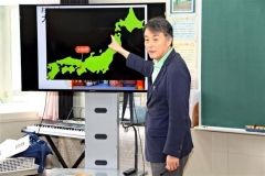 道徳授業を行う多賀さん