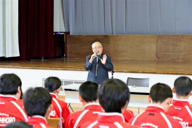 【写真】命の大切さ学ぶ　上士幌中　町内の新木さん講演