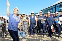 住宅の建設現場を見学した生徒