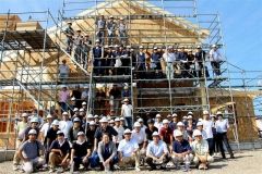 住宅の建設現場を見学した生徒ら