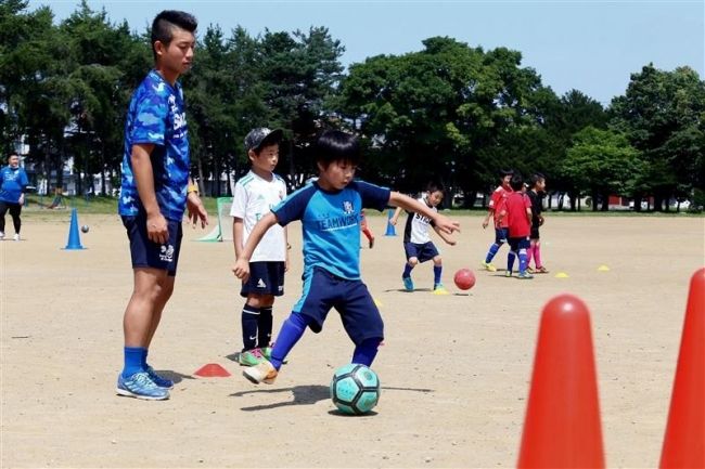 【写真】地元の先輩選手に技術学ぶ 明星小でスカイアースのサッカー教室 まちマイ四中編