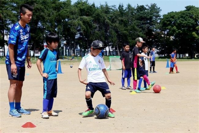 【写真】地元の先輩選手に技術学ぶ 明星小でスカイアースのサッカー教室 まちマイ四中編
