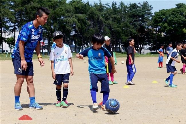 【写真】地元の先輩選手に技術学ぶ 明星小でスカイアースのサッカー教室 まちマイ四中編