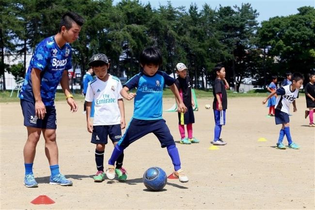 【写真】地元の先輩選手に技術学ぶ　明星小でスカイアースのサッカー教室　まちマイ四中編