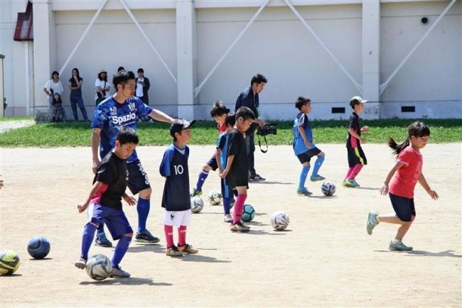【写真】地元の先輩選手に技術学ぶ 明星小でスカイアースのサッカー教室 まちマイ四中編