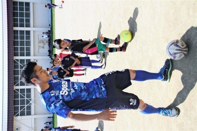 【写真】地元の先輩選手に技術学ぶ 明星小でスカイアースのサッカー教室 まちマイ四中編