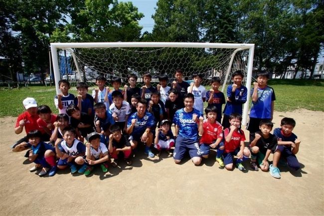 【写真】地元の先輩選手に技術学ぶ 明星小でスカイアースのサッカー教室 まちマイ四中編