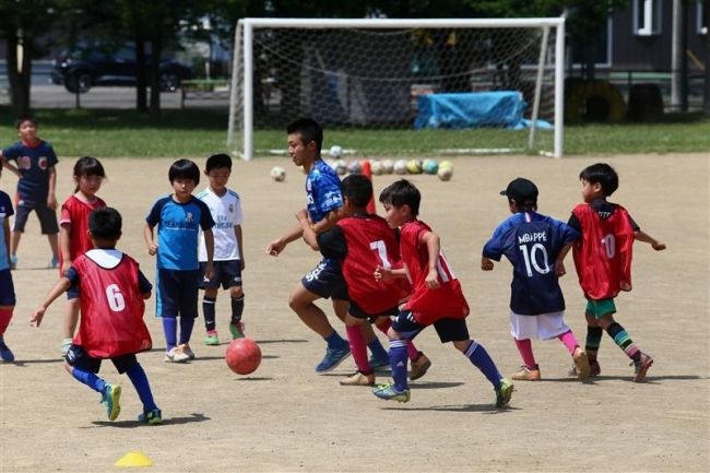 【写真】地元の先輩選手に技術学ぶ 明星小でスカイアースのサッカー教室 まちマイ四中編