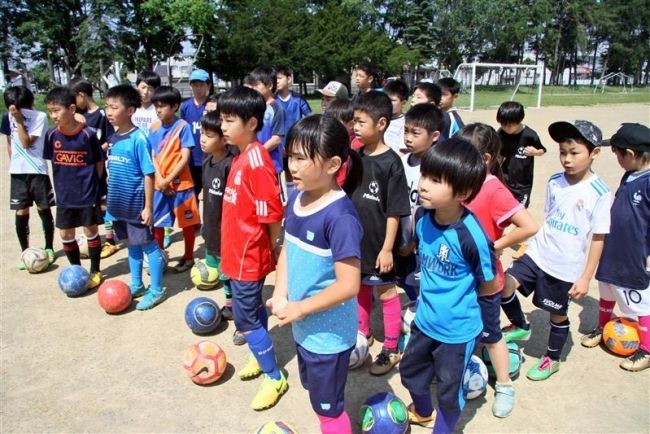 【写真】地元の先輩選手に技術学ぶ 明星小でスカイアースのサッカー教室 まちマイ四中編