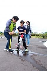 鈴井さん、小松さんが優勝　大樹・ペットボトルロケットコンテス 2