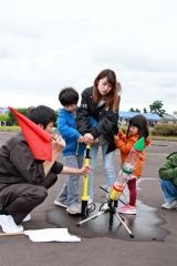 鈴井さん、小松さんが優勝　大樹・ペットボトルロケットコンテス 3