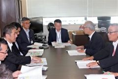 和泉局長（左から２人目）に説明する竹田会長（右端）、高橋会頭（同２人目）