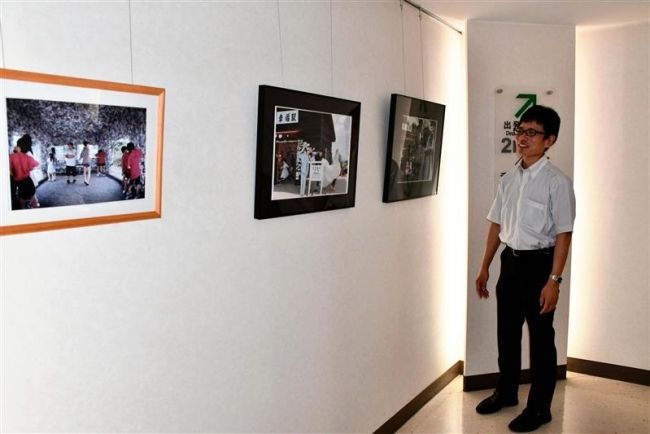 【写真】帯広空港ターミナルビルステップギャラリーで幸福駅の写真展