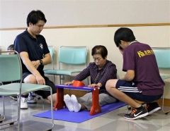 お年寄りの体力・認知力を測定　音更 2