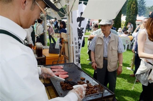 【写真】マルシェで十勝和牛ＰＲ　振興協議会