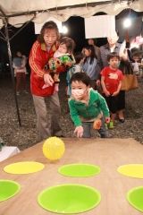 宵宮祭でゲームを楽しむ子どもたち