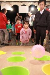 宵宮祭でゲームを楽しむ子どもたち
